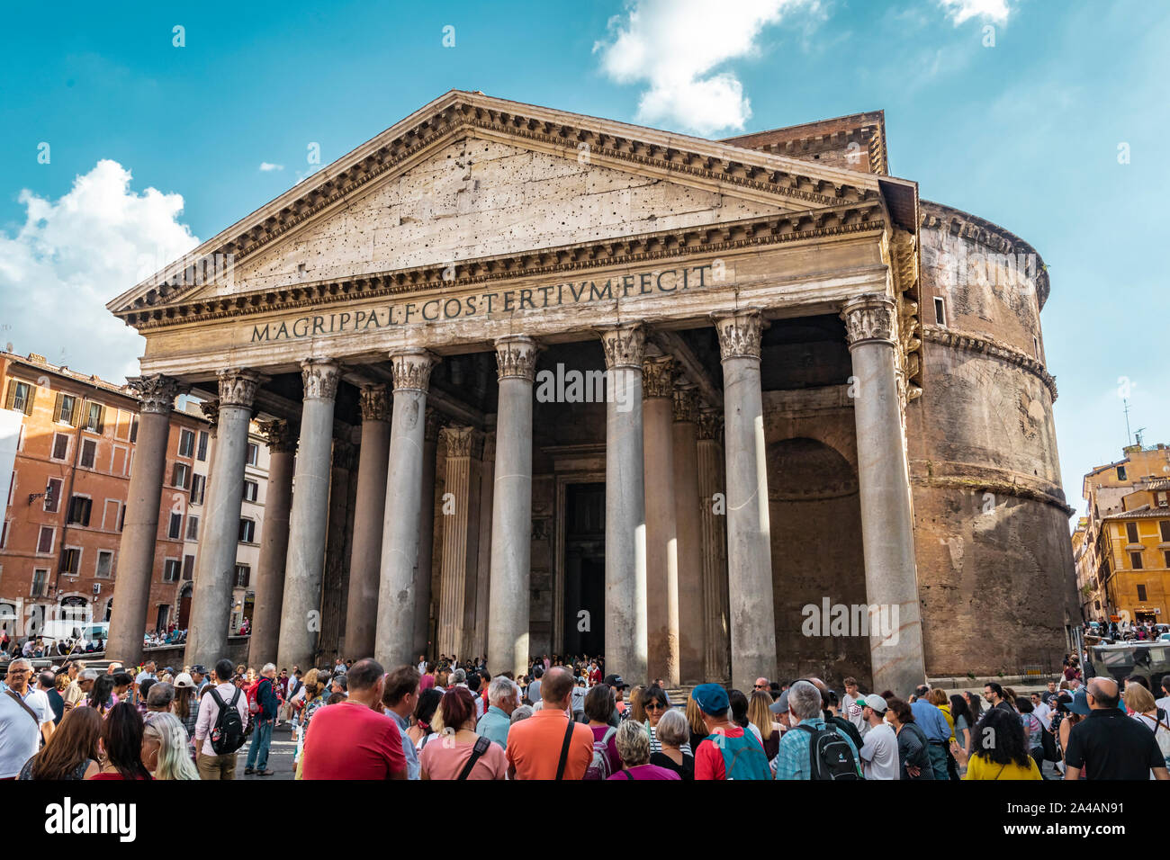 Rom, Italien, 6. Oktober 2019: Menschenmenge vor dem Pantheon Monument, Wahrzeichen mit Säulen in der Stadt. Stockfoto
