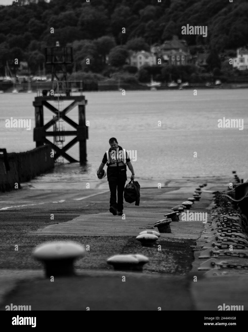 Ein Mitglied der Besatzung von Schiffen, die zu Fuss Dock nach einem harten Tag an der Arbeit. Dieser Mann arbeitet auf der Fähre, dass neben die Forth Bridge in Schottland betreibt. Stockfoto