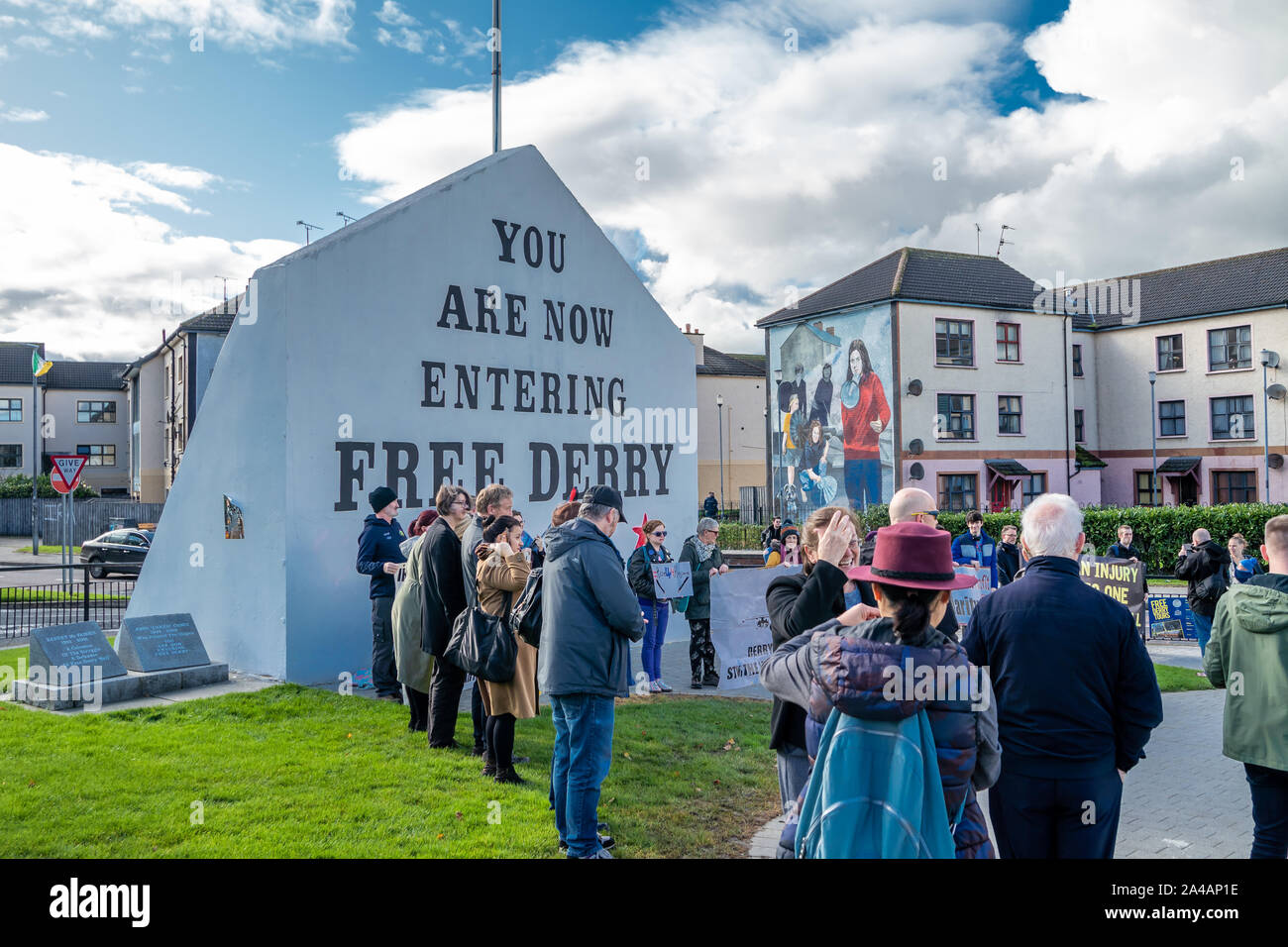 DERRY LONDONDERRY/NORDIRLAND - 12. OKTOBER 2019: Menschen gegen den Krieg vor der Free Derry Denkmal demonstrieren. Stockfoto