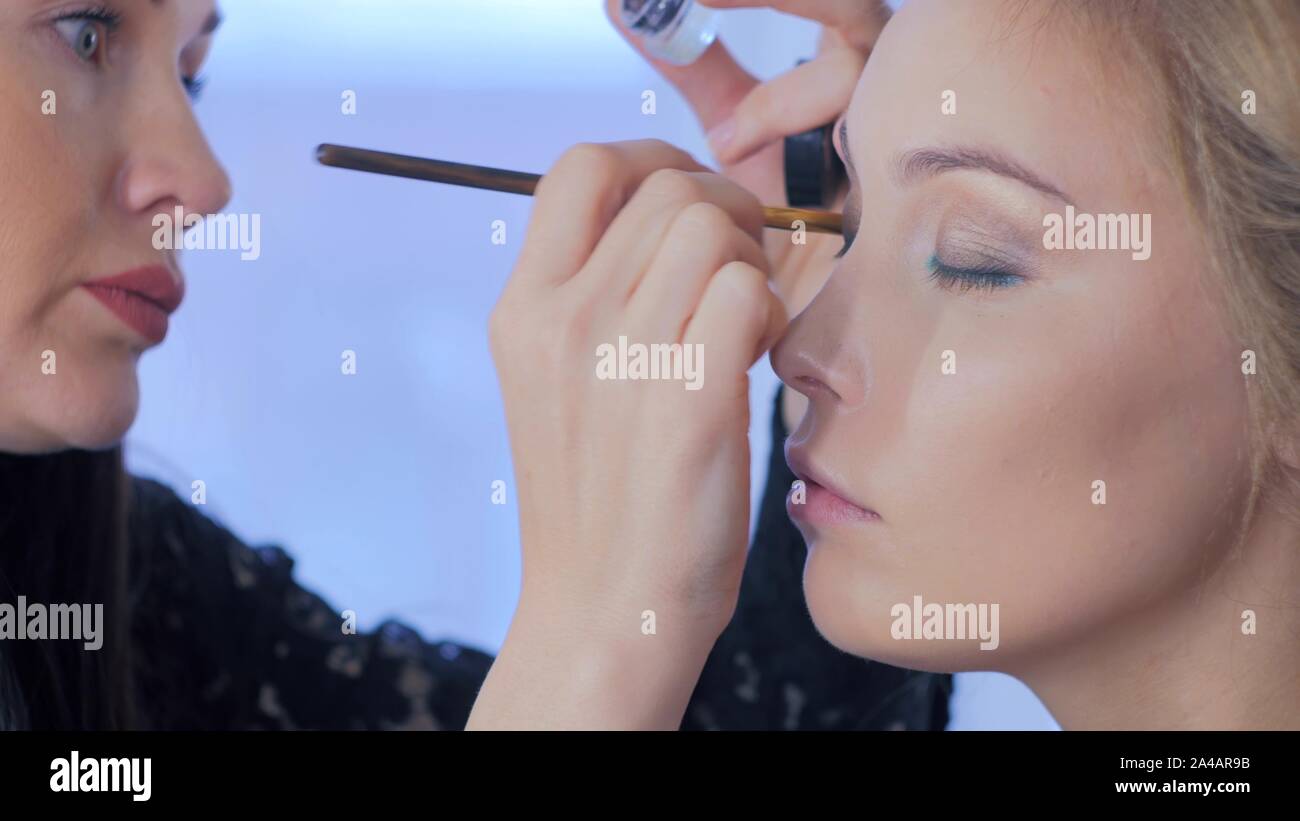 Die professionellen Make-up Artist Lidschatten auftragen Stockfoto