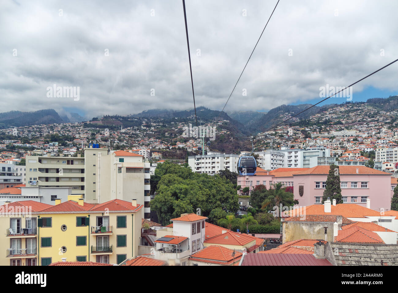 Funchal, Portugal - 17 September, 2018: Blick auf die Häuser der Stadt Funchal aus einer Seilbahn Teleférico do Funchal, Madeira Seilbahn oder so genannt Stockfoto