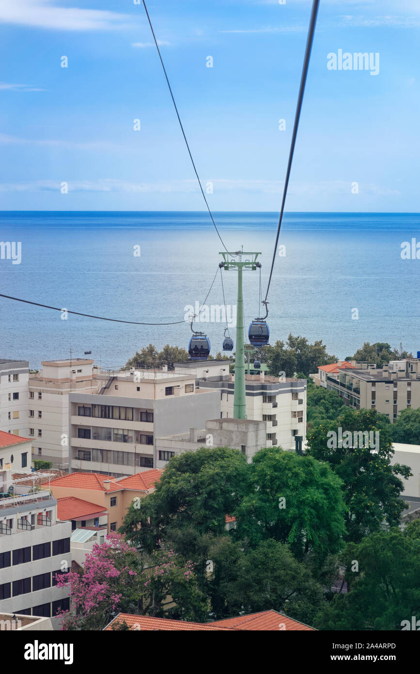 Funchal, Portugal - 17 September, 2018: Blick in den Gebäuden in der Stadt Funchal und das Meer von einer Seilbahn Teleférico do Funchal, oder so Ma genannt Stockfoto