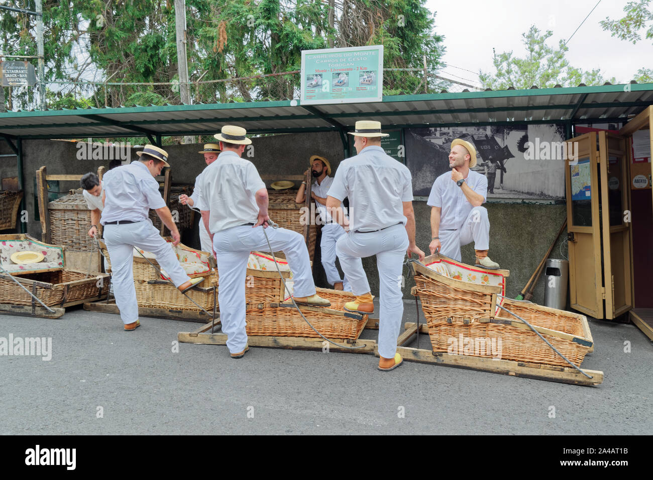 Monte (Funchal), Portugal - 17 September, 2018: Die Rodelbahn Treiber mit Ihrem Korb Autos warten auf Touristen am Startpunkt der Rodelbahn Stockfoto