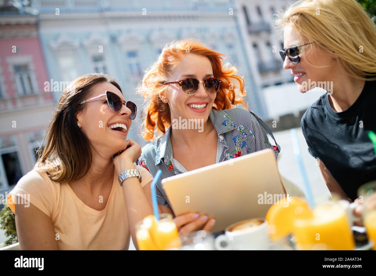 Gruppe von Freundinnen Treffen für Kaffee und Gespräch Stockfoto