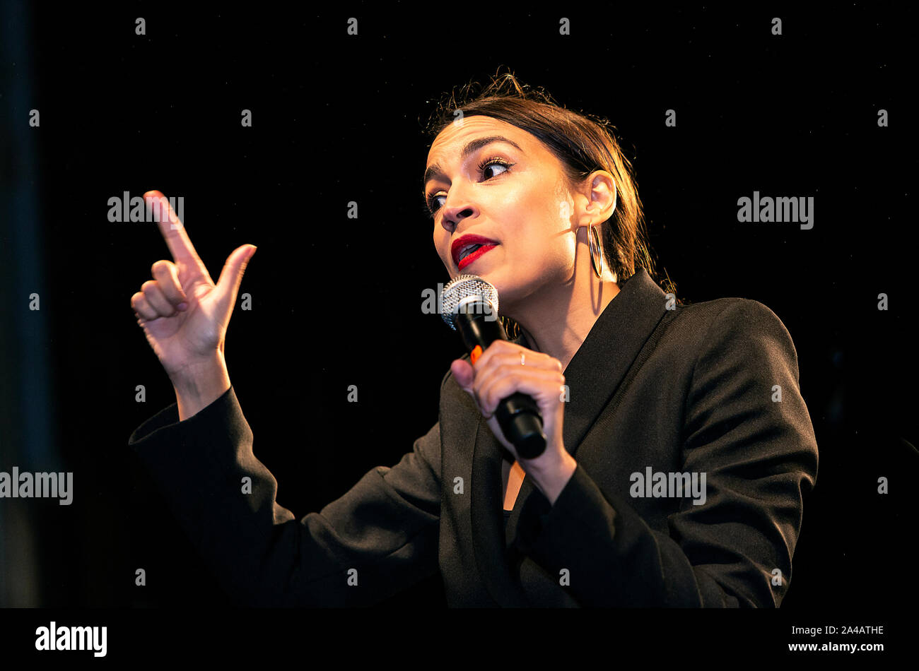 Kopenhagen, Dänemark - Oktober 11, 2019: Alexandria Ocasio-Cortez, einem US-amerikanischen Politiker im Jahr 2018, als der jüngste jemals einen Sitz im Repräsentantenhaus gewählt zu haben, spricht für die Tausenden von Menschen, die in den Leuten Klima März, die den Abschluss des C40-Welt Bürgermeister Gipfel Marken teilgenommen. Mehr als 90 Bürgermeistern von einigen der weltweit größten und einflussreichsten Städte die rund 700 Millionen Menschen in Kopenhagen vom 9. bis 12. Oktober für die C40-Welt Bürgermeister Gipfel treffen. Der Zweck Mit der Gipfel in Kopenhagen ist eine globale Koalition der führenden Städte, Unternehmen zu bauen und Stockfoto