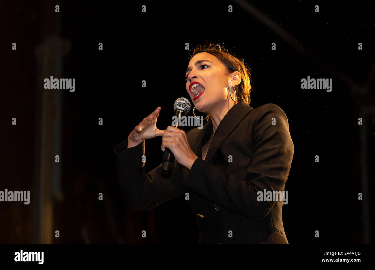 Kopenhagen, Dänemark - Oktober 11, 2019: Alexandria Ocasio-Cortez, einem US-amerikanischen Politiker im Jahr 2018, als der jüngste jemals einen Sitz im Repräsentantenhaus gewählt zu haben, spricht für die Tausenden von Menschen, die in den Leuten Klima März, die den Abschluss des C40-Welt Bürgermeister Gipfel Marken teilgenommen. Mehr als 90 Bürgermeistern von einigen der weltweit größten und einflussreichsten Städte die rund 700 Millionen Menschen in Kopenhagen vom 9. bis 12. Oktober für die C40-Welt Bürgermeister Gipfel treffen. Der Zweck Mit der Gipfel in Kopenhagen ist eine globale Koalition der führenden Städte, Unternehmen zu bauen und Stockfoto