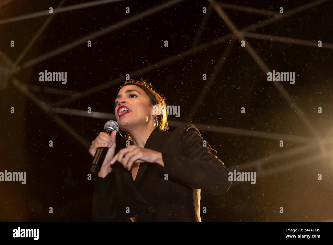 Kopenhagen, Dänemark - Oktober 11, 2019: Alexandria Ocasio-Cortez, einem US-amerikanischen Politiker im Jahr 2018, als der jüngste jemals einen Sitz im Repräsentantenhaus gewählt zu haben, spricht für die Tausenden von Menschen, die in den Leuten Klima März, die den Abschluss des C40-Welt Bürgermeister Gipfel Marken teilgenommen. Mehr als 90 Bürgermeistern von einigen der weltweit größten und einflussreichsten Städte die rund 700 Millionen Menschen in Kopenhagen vom 9. bis 12. Oktober für die C40-Welt Bürgermeister Gipfel treffen. Der Zweck Mit der Gipfel in Kopenhagen ist eine globale Koalition der führenden Städte, Unternehmen zu bauen und Stockfoto