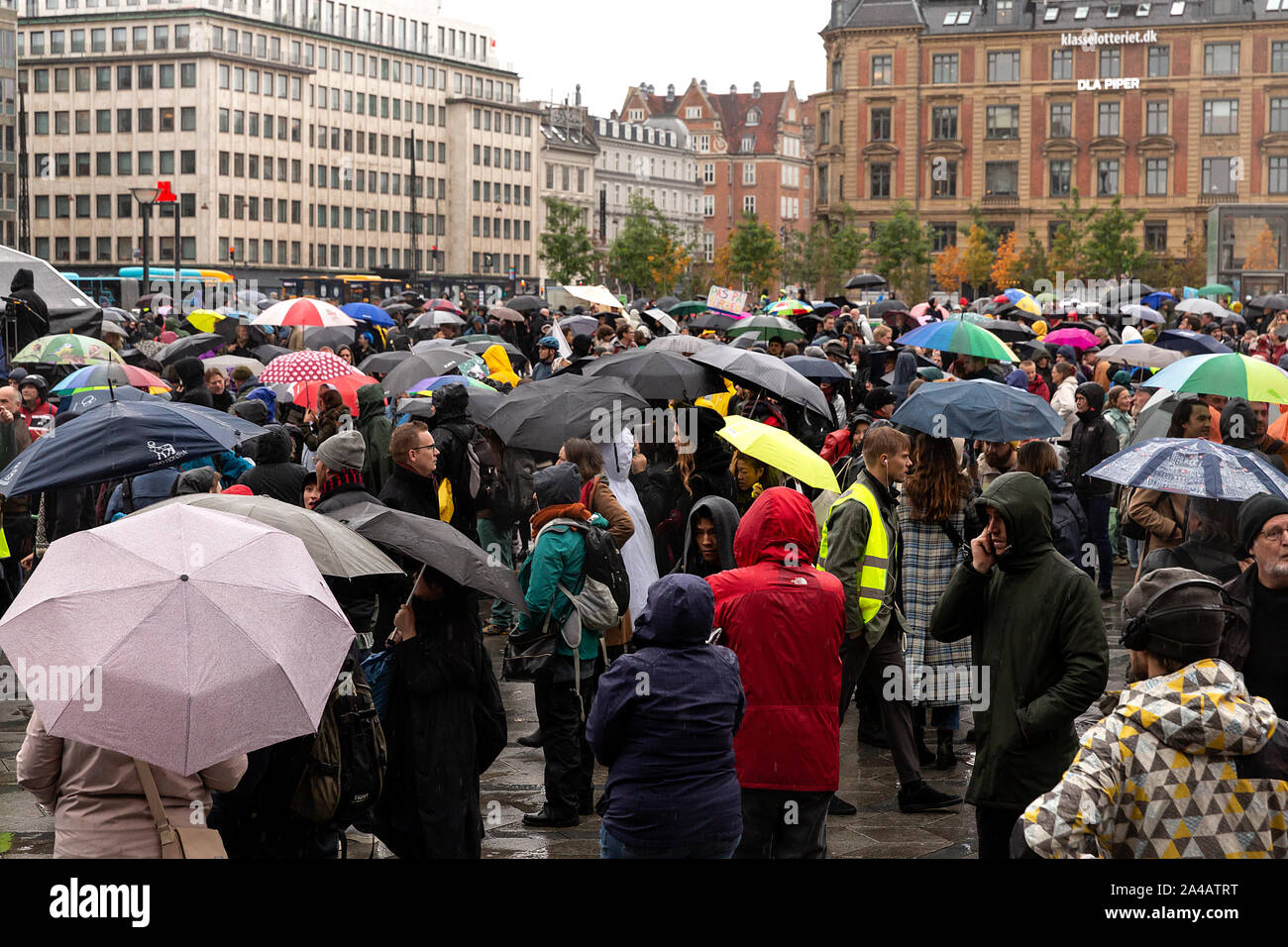 Kopenhagen, Dänemark - Oktober 11, 2019: Tausende von Menschen versammeln sich die Leute Klima März im Kopenhagener Rathaus Platz und forderte rasche und umfangreiche Klimapolitik, die den Abschluss der C40-Welt Bürgermeister Gipfel in dieser Woche in Kopenhagen. Alexandria Ocasio-Cortez, einem US-amerikanischen Politiker und Klima Aktivist, sprach bei der Demonstration. Mehr als 90 Bürgermeistern von einigen der weltweit größten und einflussreichsten Städte die rund 700 Millionen Menschen in Kopenhagen vom Oktober 9-12 met für die C40-Welt Bürgermeister Gipfel. Der Zweck Mit der Gipfel von Kopenhagen war ein zu bauen Stockfoto