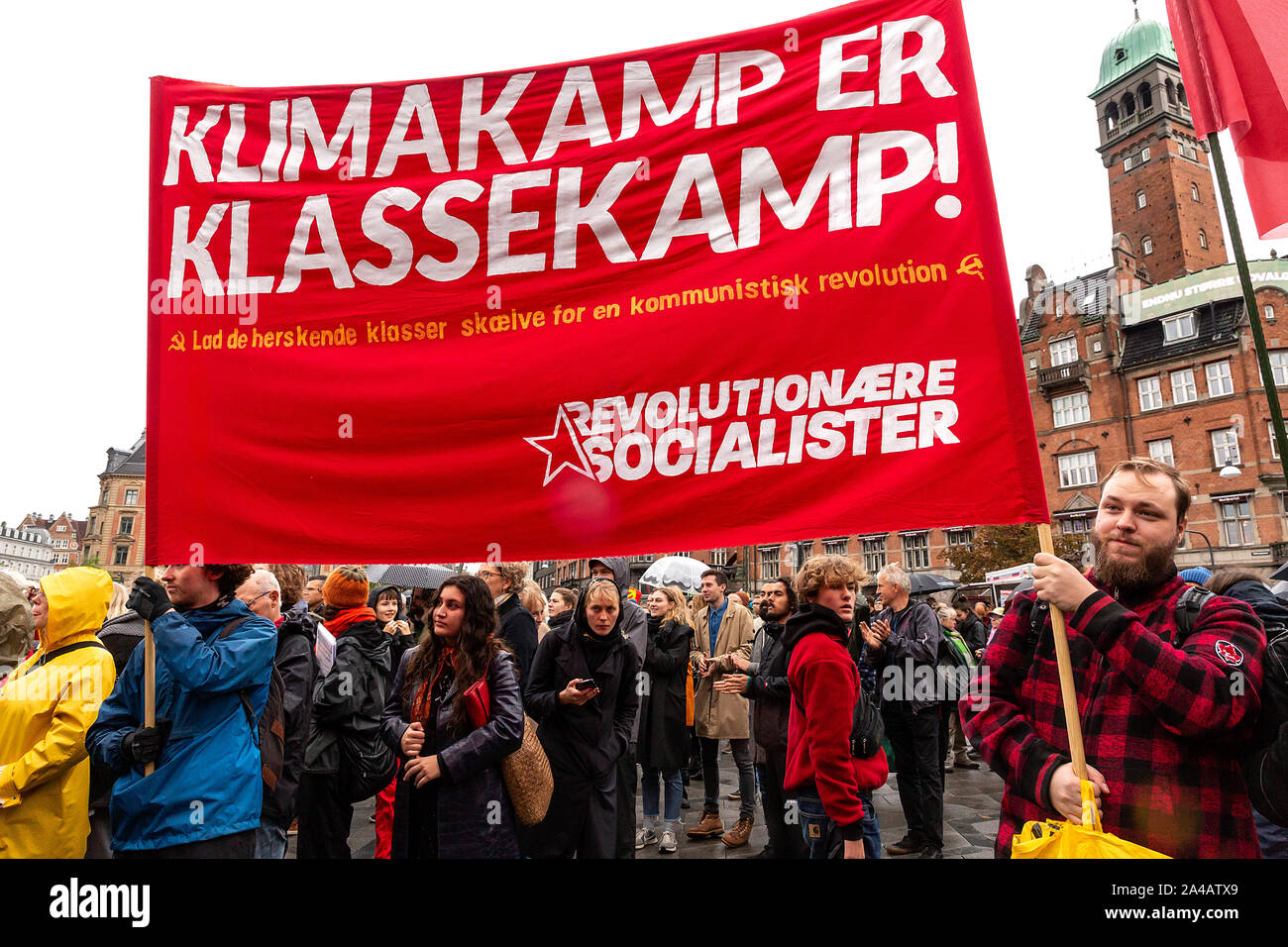 Kopenhagen, Dänemark - Oktober 11, 2019: Tausende von Menschen versammeln sich die Leute Klima März im Kopenhagener Rathaus Platz und forderte rasche und umfangreiche Klimapolitik, die den Abschluss der C40-Welt Bürgermeister Gipfel in dieser Woche in Kopenhagen. Alexandria Ocasio-Cortez, einem US-amerikanischen Politiker und Klima Aktivist, sprach bei der Demonstration. Mehr als 90 Bürgermeistern von einigen der weltweit größten und einflussreichsten Städte die rund 700 Millionen Menschen in Kopenhagen vom Oktober 9-12 met für die C40-Welt Bürgermeister Gipfel. Der Zweck Mit der Gipfel von Kopenhagen war ein zu bauen Stockfoto