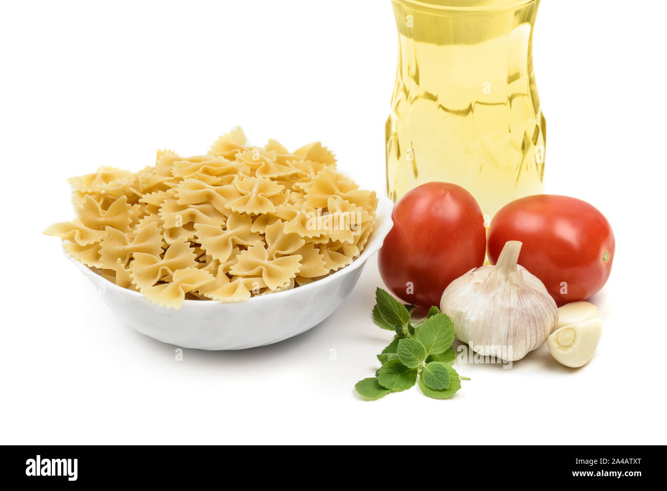 Traditionelle Zutaten zum Kochen gesund essen Pasta Farfalle, Ansicht von oben Stockfoto
