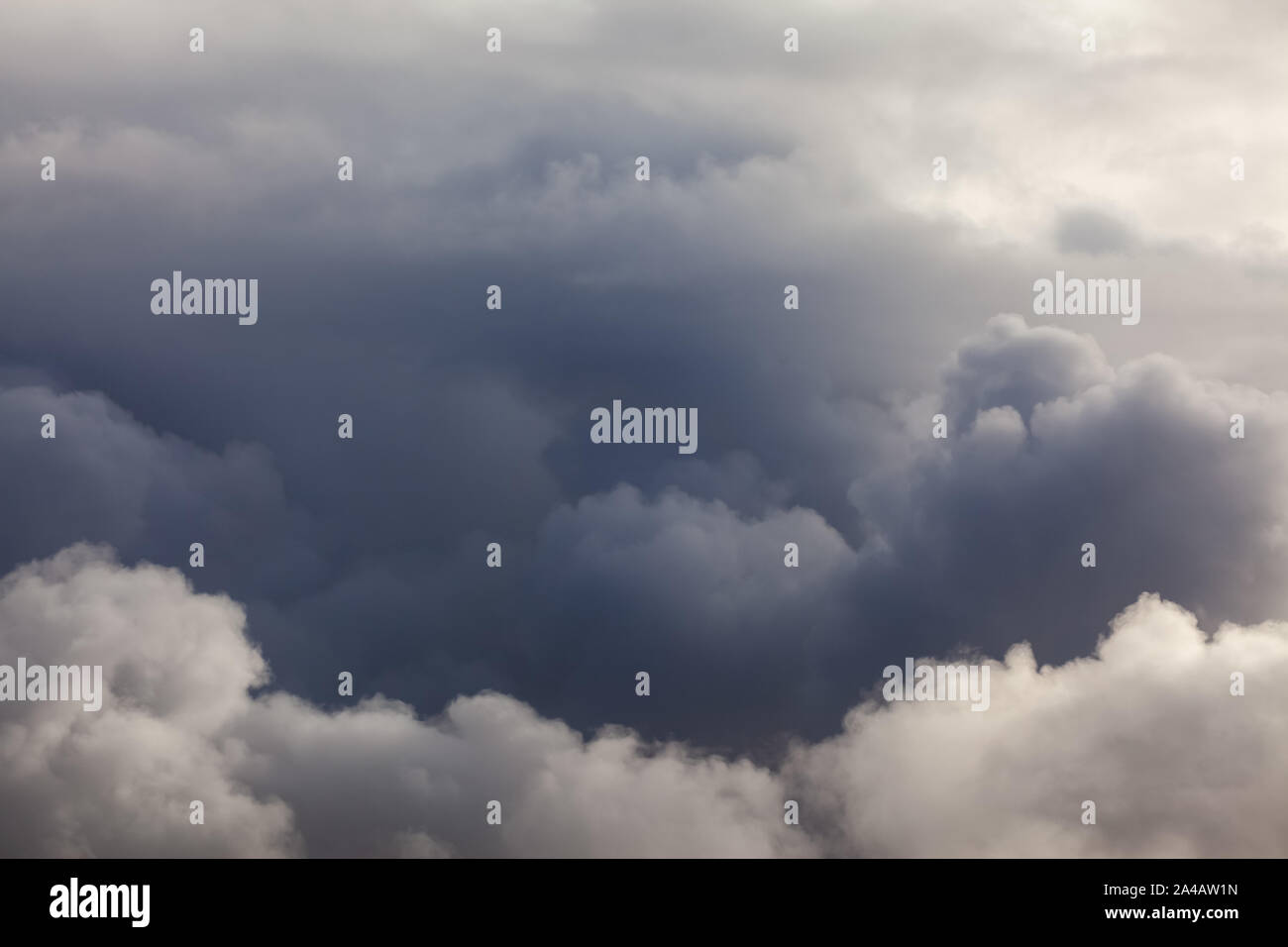 Dunkle Wolken Skyscape mit stürmischen regen Wetter in den Himmel. Keinen Horizont Stockfoto