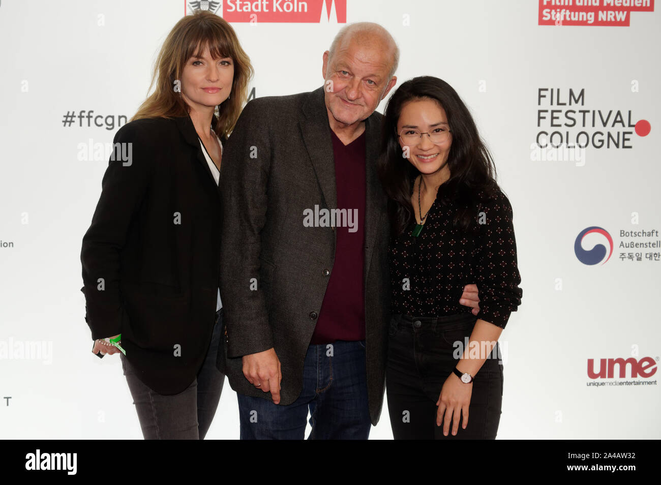 Köln, Deutschland. 13 Okt, 2019. Die Schauspieler Ina Paule Klink, Leonard Lansink und Mai Duong Kieu (L-R) kommen zu einem Screening der TV-Film "Wilsberg - im Gesicht geschrieben" als Teil der' Film Festival Köln 2019". Quelle: Henning Kaiser/dpa/Alamy leben Nachrichten Stockfoto