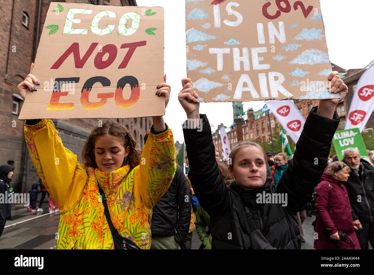 Kopenhagen, Dänemark - Oktober 11, 2019: Tausende von Menschen versammeln sich die Leute Klima März im Kopenhagener Rathaus Platz und forderte rasche und umfangreiche Klimapolitik, die den Abschluss der C40-Welt Bürgermeister Gipfel in dieser Woche in Kopenhagen. Alexandria Ocasio-Cortez, einem US-amerikanischen Politiker und Klima Aktivist, sprach bei der Demonstration. Mehr als 90 Bürgermeistern von einigen der weltweit größten und einflussreichsten Städte die rund 700 Millionen Menschen in Kopenhagen vom Oktober 9-12 met für die C40-Welt Bürgermeister Gipfel. Der Zweck Mit der Gipfel von Kopenhagen war ein zu bauen Stockfoto