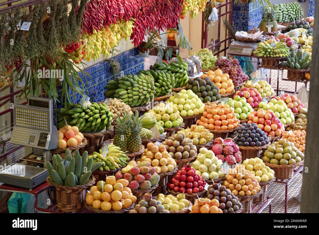 Exotische Früchte auf dem berühmten Markt in Funchal (Mercado dos Lavradores), portugiesische Insel Madeira Stockfoto