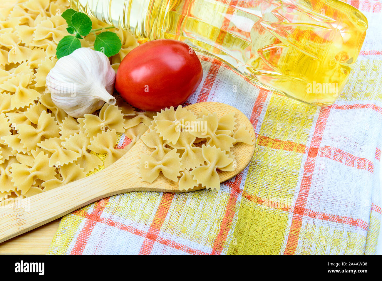 Traditionelle Zutaten zum Kochen gesund essen Pasta Farfalle, Ansicht von oben Stockfoto