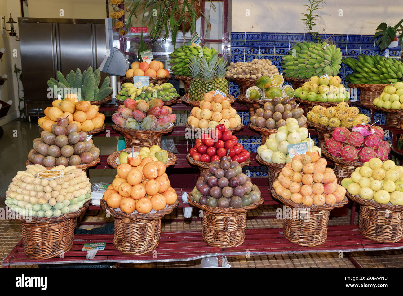 Exotische tropische Früchte für den Verkauf in einem Markt in Funchal, portugiesische Insel Madeira Stockfoto