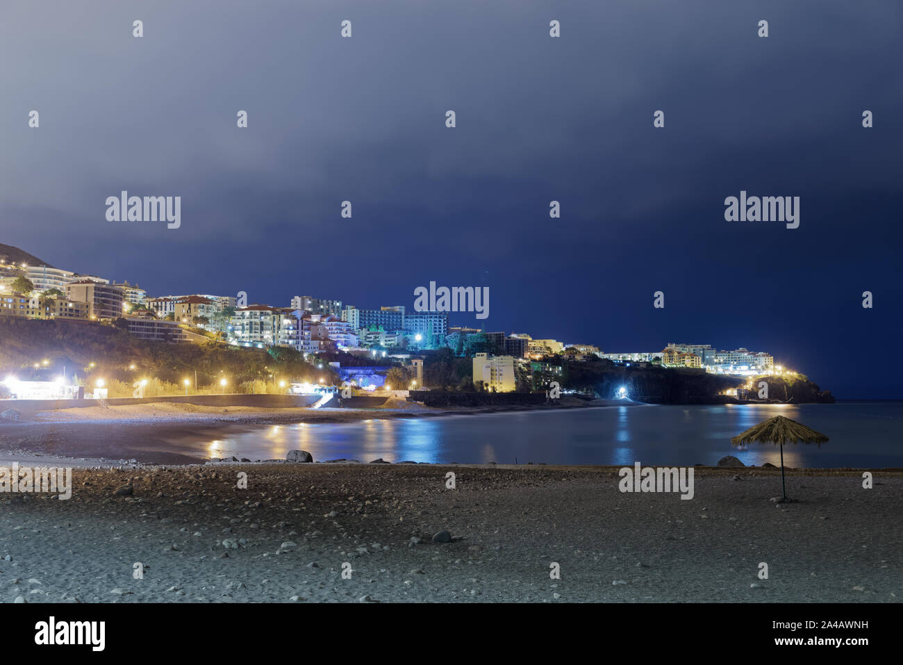 Panoramablick auf einen Stein Strand Praia Formosa in der Nacht. Funchal, portugiesische Insel Madeira Stockfoto