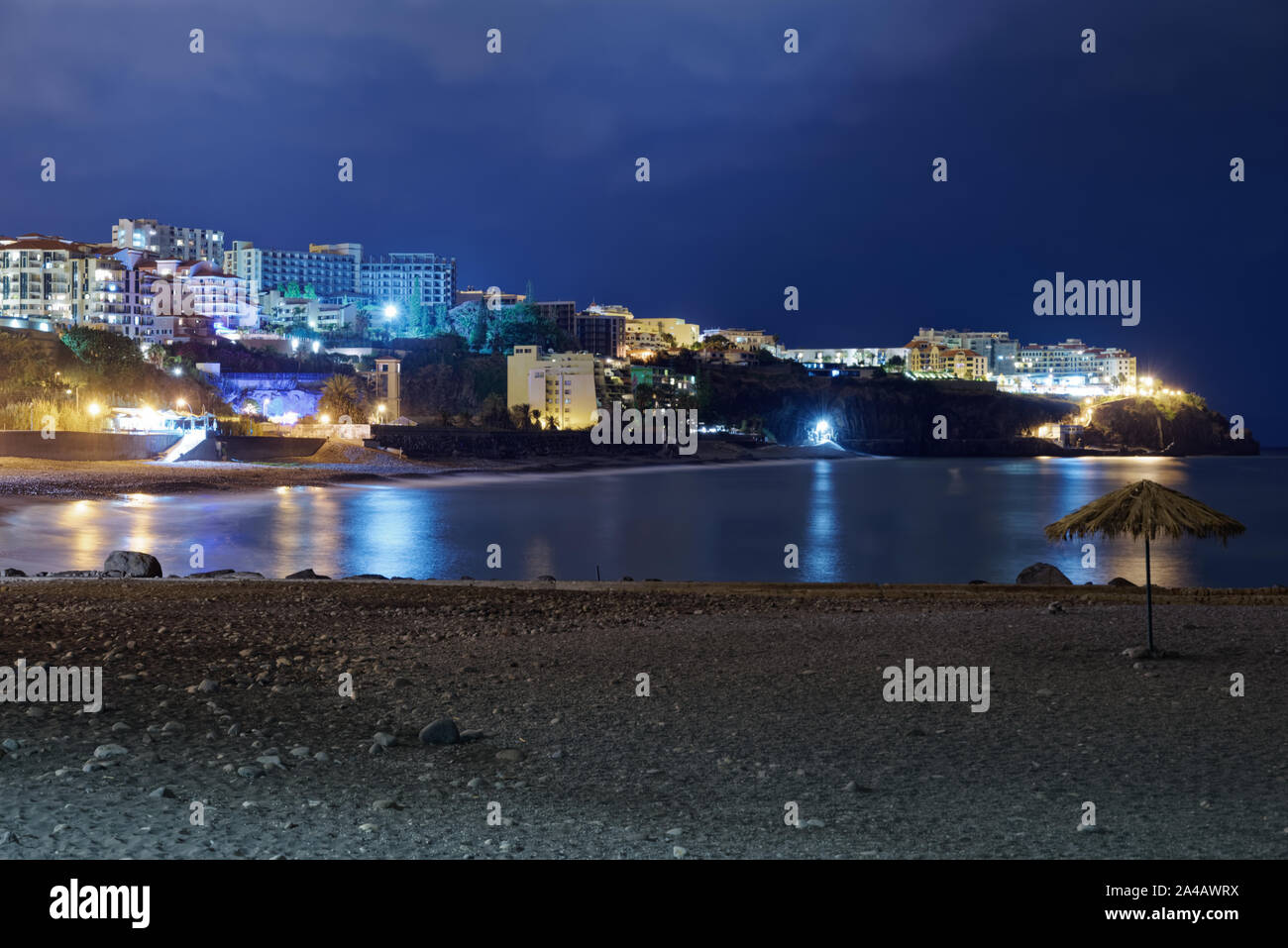 Panoramablick auf einen Stein Strand Praia Formosa in der Nacht. Funchal, portugiesische Insel Madeira Stockfoto