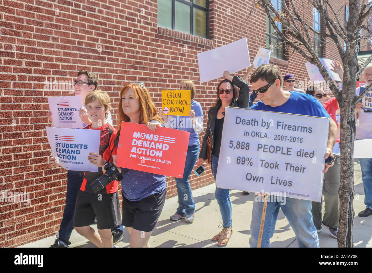 Tulsa, USA 3 24 2018 Menschen mit Anzeichen für Waffenbesitz protestieren und auf die Straße der Innenstadt in Oklahoma Stockfoto