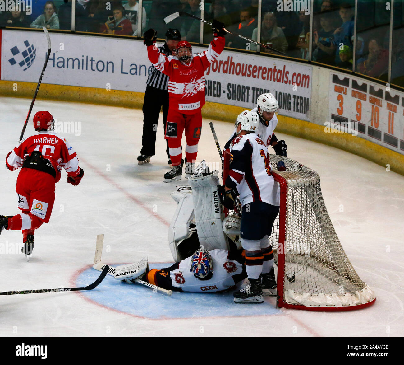 Guildford, Großbritannien. 13 Okt, 2019. GUILDFORD, England. 13. Oktober: Petr Cech von Guildford Phoenix Ex Arsenal und Chelsea Spieler erhält beatenduring National Ice Hockey League zwischen Guildford Phoenix und Swindon Wildkatzen 2 bei Guildford Spectrum Stadion in Guildford, England am Oktober 13, 2019 Credit: Aktion Foto Sport/Alamy leben Nachrichten Stockfoto