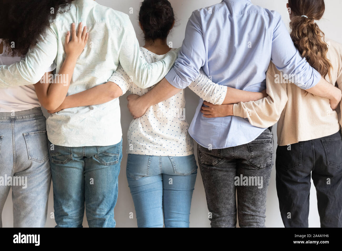 Unterschiedliche Menschen rücken, umarmen, Union Stockfoto