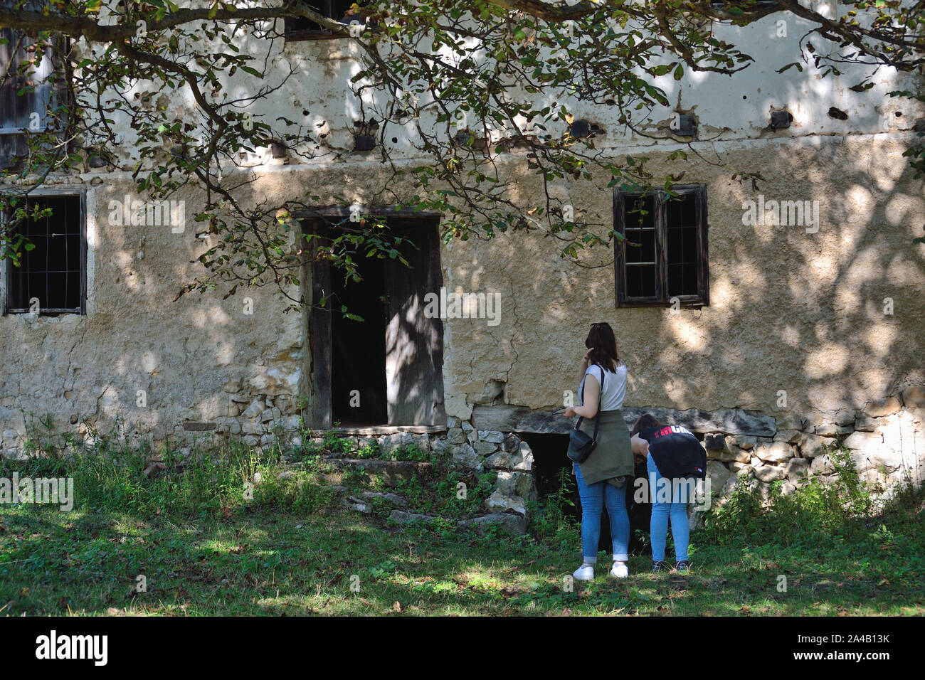 Zwei junge Frauen an der alten Wassermühle suchen, Berg Beljanica, Serbien, Europa Stockfoto