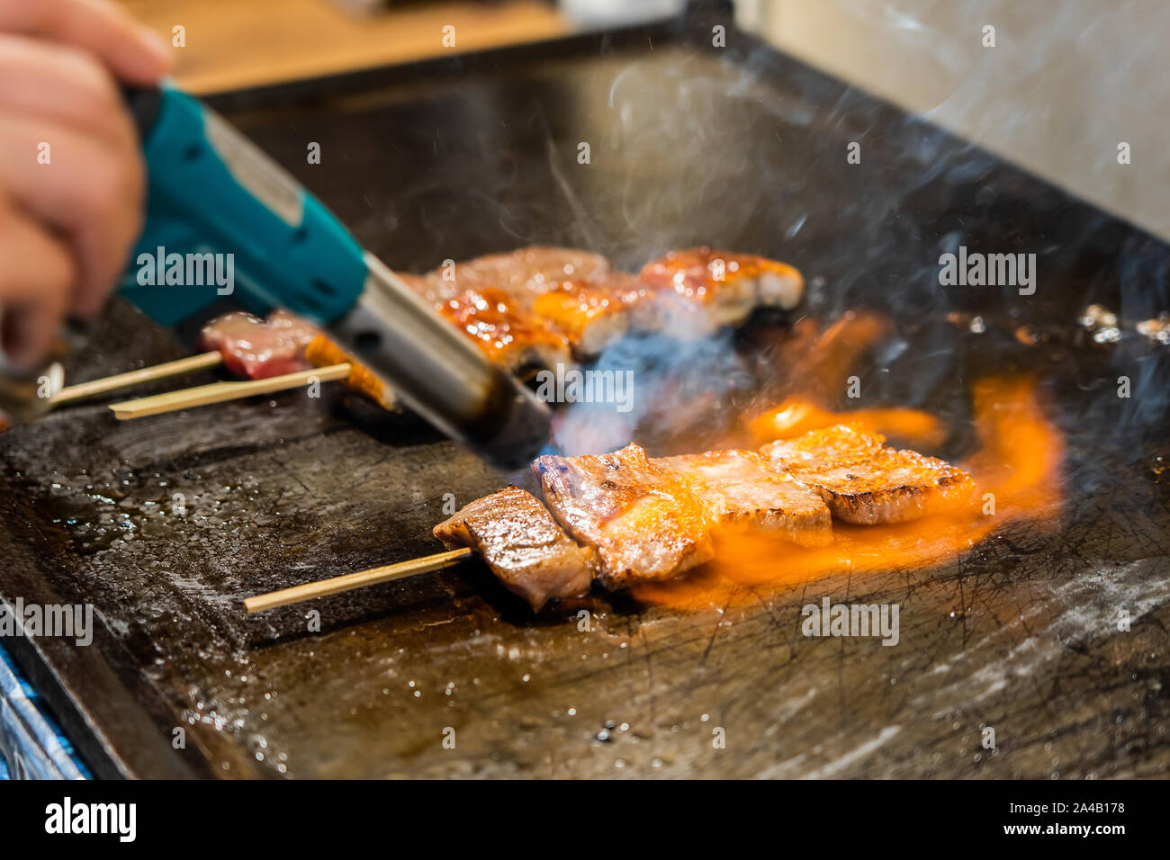 Braten Spieß von Beef Stick. Feuerflamme gegrilltes Fleisch. Stockfoto