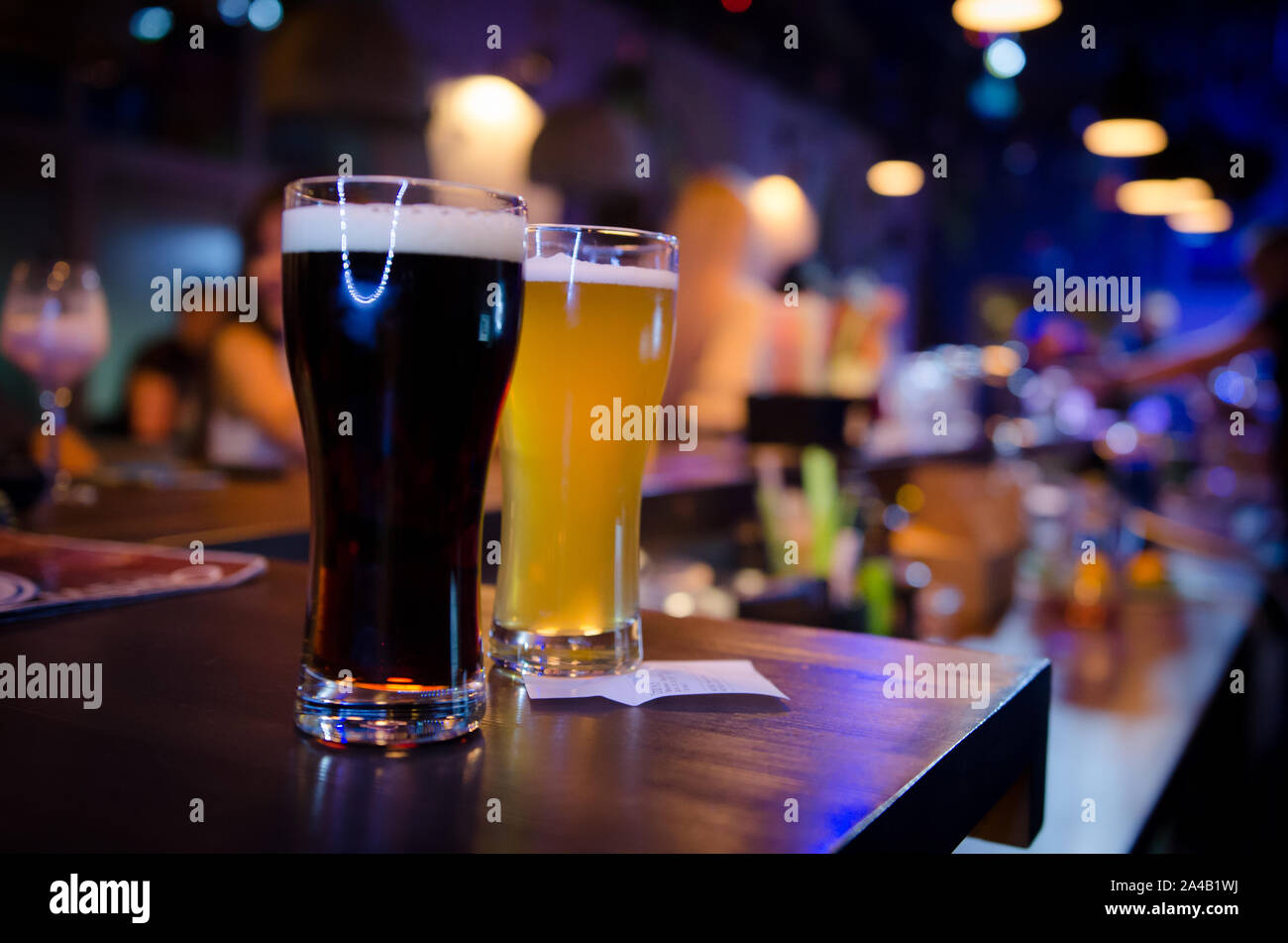 Gläser der hellen und dunklen Bier in einem Pub. Pub Hintergrund Stockfoto