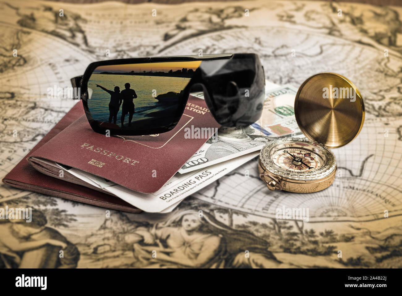 Reiseplanung Konzept, Ziel tropischen Szene in Gläser Reflexion. Reisepass mit Tickets, Geld und Kompass auf alten verschwommene Karte Stockfoto
