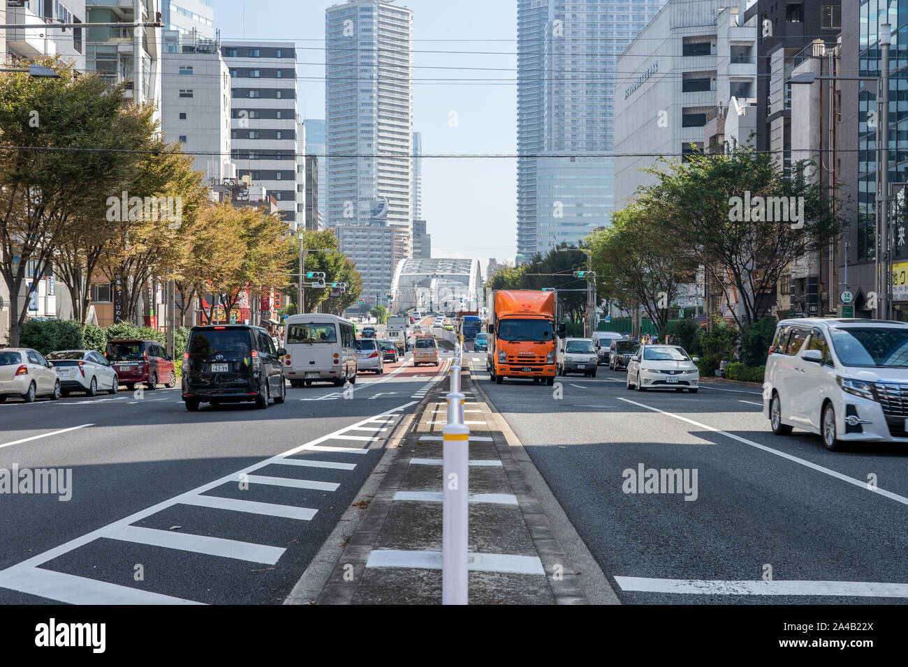 Tokio, Japan - OKTOBER 6, 2018. Die zentrale Perspektive der befahrenen Straße voller Autos und Lastwagen in Tokio. Der Blick auf die Straße in einem japanischen Ci Stockfoto