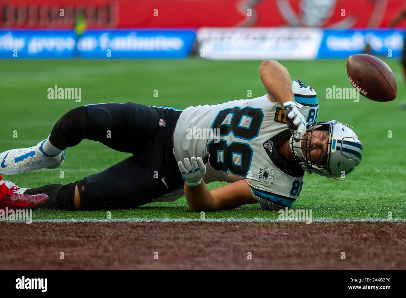 Tottenham Hotspur Stadion, London, UK. 13 Okt, 2019. National Football League, Carolina Panthers gegen Tampa Bay Buccaneers; Carolina Panthers festes Ende Greg Olsen (88) nicht auf den Pass zu halten - Redaktionelle Verwendung Credit: Aktion plus Sport/Alamy leben Nachrichten Stockfoto