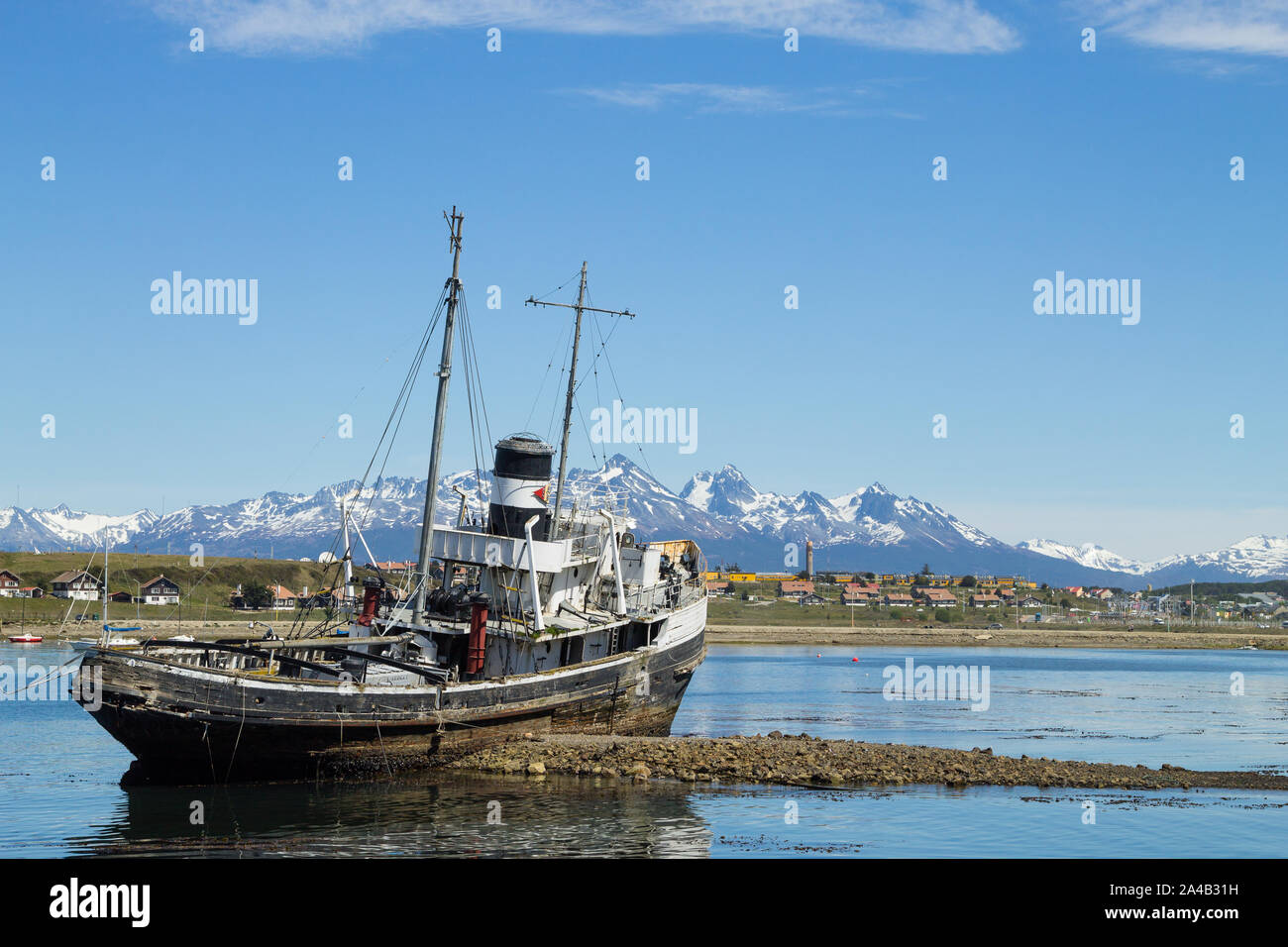 Die südlichste Stadt der Welt. Schiff auf Ushuaia Hafen Strände, Argentinien Landschaft Stockfoto