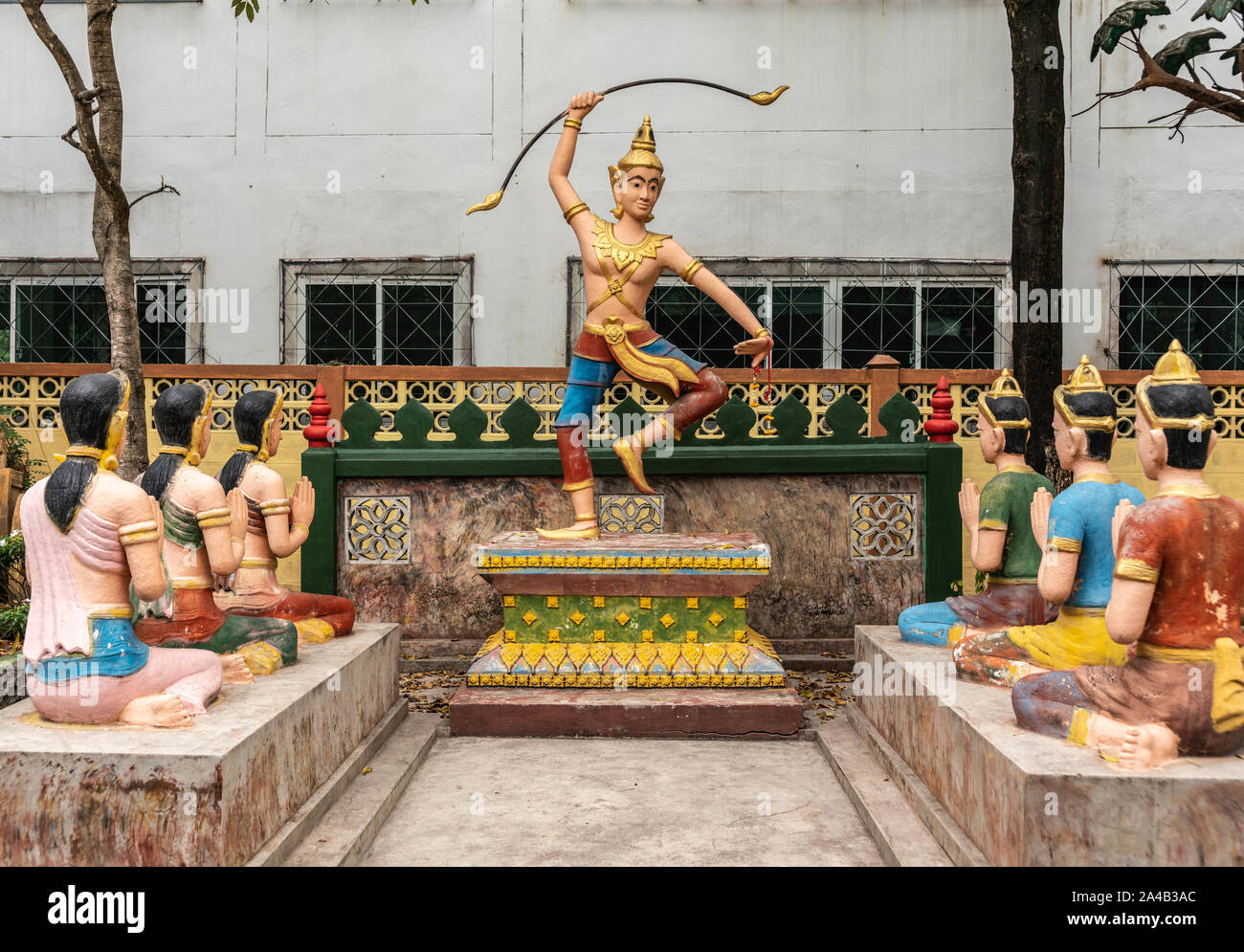 Bang Saen, Thailand - 16. März 2019: Wang Saensuk buddhistischen Kloster. Gruppe von bunten Skulpturen, Buddha, Siddhattha, heben die Pfeile, Stockfoto