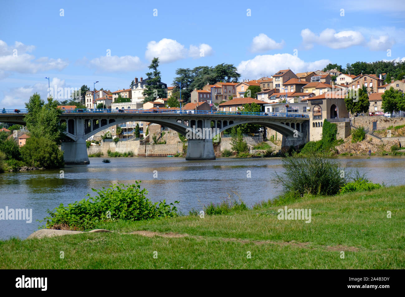 Brücke, die die D8 Straße über den Fluss Loire bei Saint-Just-Saint-Rambert, Frankreich Stockfoto