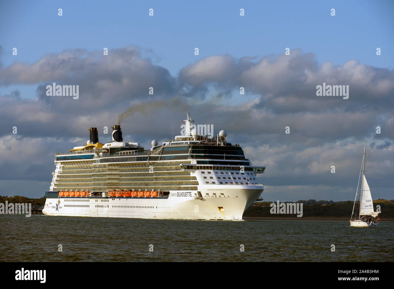 MV Celebrity Silhouette einer solistice-Klasse Kreuzfahrtschiff von Celebrity Cruises in Southampton, Southampton, Hampshire besaß. England, Großbritannien Stockfoto