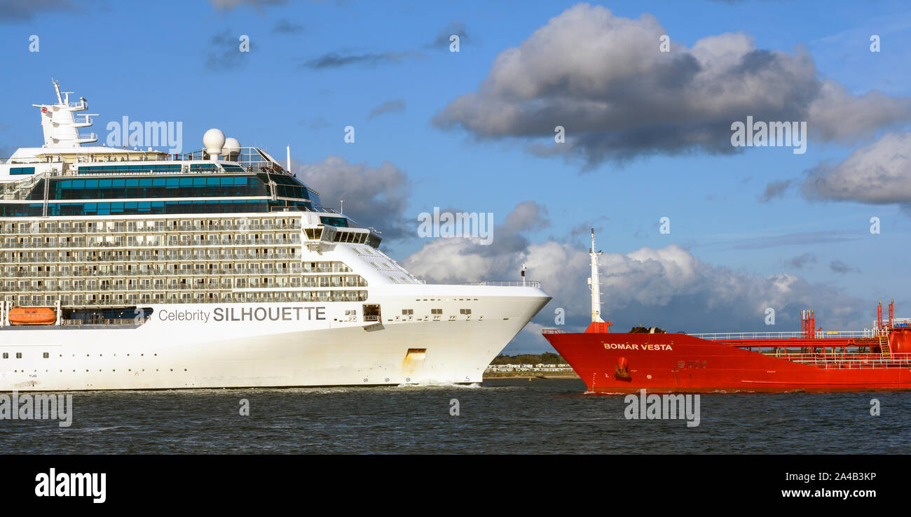 MV Celebrity Silhouette einer solistice-Klasse Kreuzfahrtschiff von Celebrity Cruises in Southampton, Southampton, Hampshire besaß. England, Großbritannien Stockfoto
