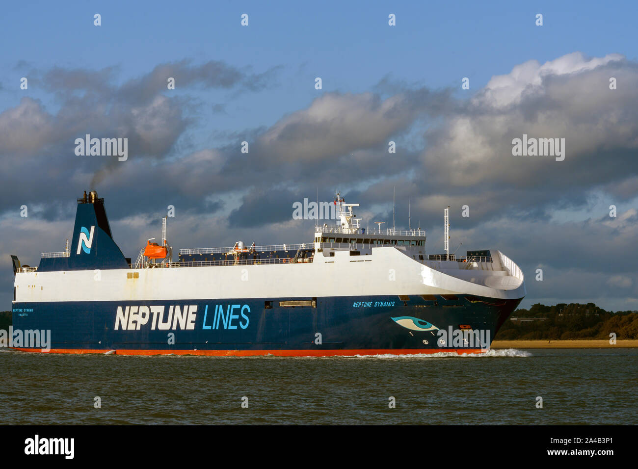 MV Neptun Dynamis ein Fahrzeuge Träger (Ro-Ro-Ladung) von Neptun Linien in Southampton, Southampton, Hampshire, England, Großbritannien Besitz Stockfoto