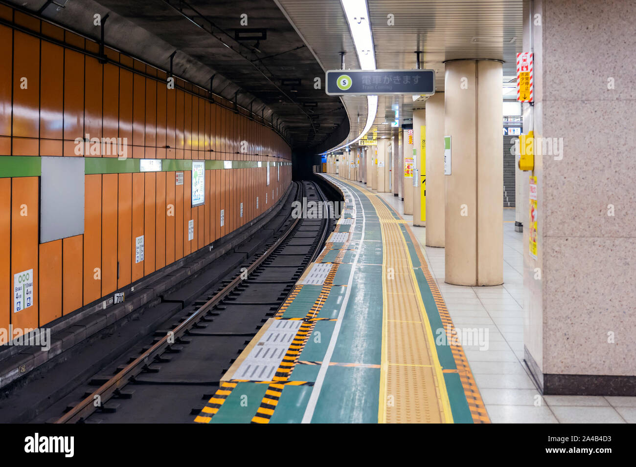 Tokio, Japan - OKTOBER 6, 2018. Leere Plattform an der Metrostation und Niemand. Stockfoto