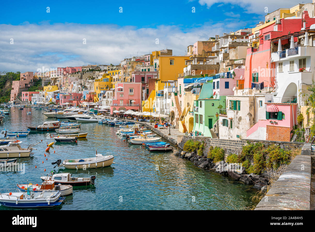 Panoramablick auf die wunderschöne Insel Procida, in der Nähe von Neapel, Kampanien, Italien. Stockfoto