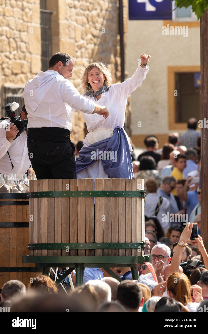 Rioja Alavesa Wein Harvest Festival 2019 Feierliche stampfenden, quetschen oder treten der Trauben in der traditionellen Holz- Mehrwertsteuer - Bano de Ebro, Spanien, Stockfoto