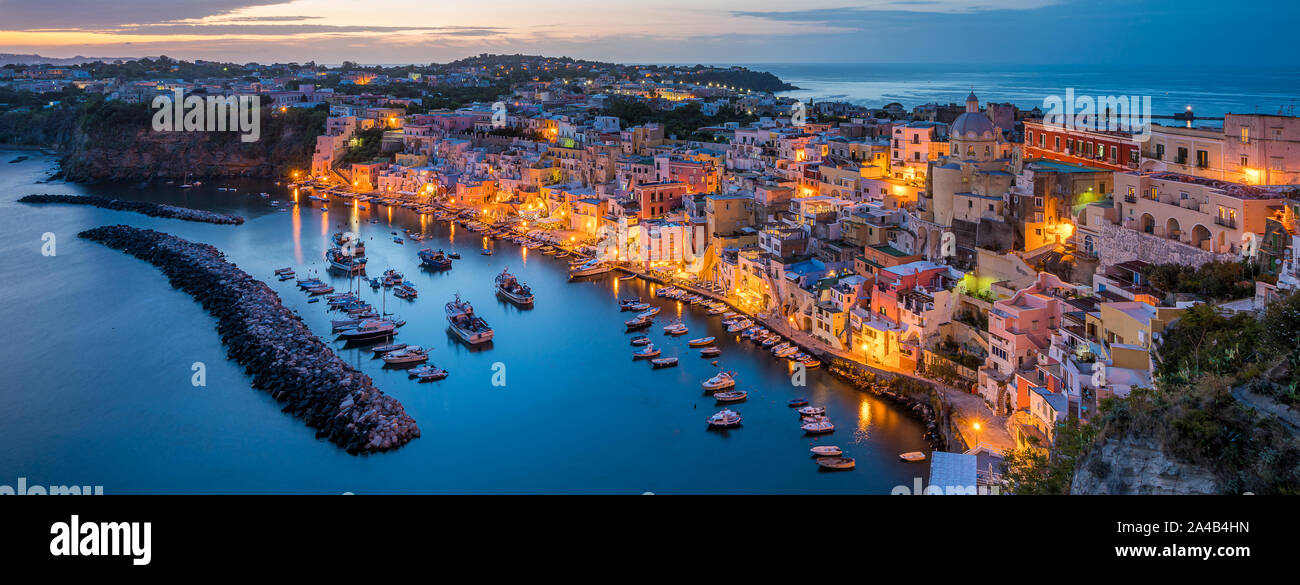 Panoramablick auf die wunderschöne Insel Procida am Abend, in der Nähe von Neapel, Kampanien, Italien. Stockfoto