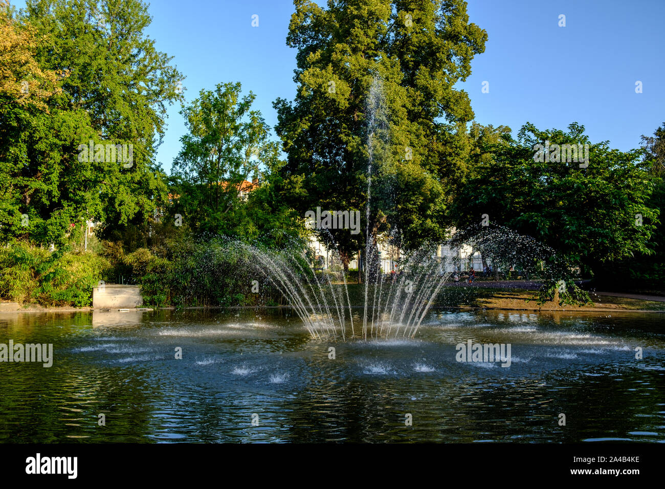 See mit Springbrunnen im Jardin Le Coq (Jardin des Plantes de Clermont-Ferrand) in Clermont-Ferrand) Frankreich Stockfoto