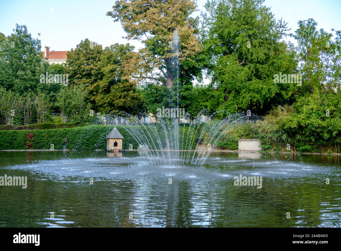 See mit Springbrunnen im Jardin Le Coq (Jardin des Plantes de Clermont-Ferrand) in Clermont-Ferrand) Frankreich Stockfoto