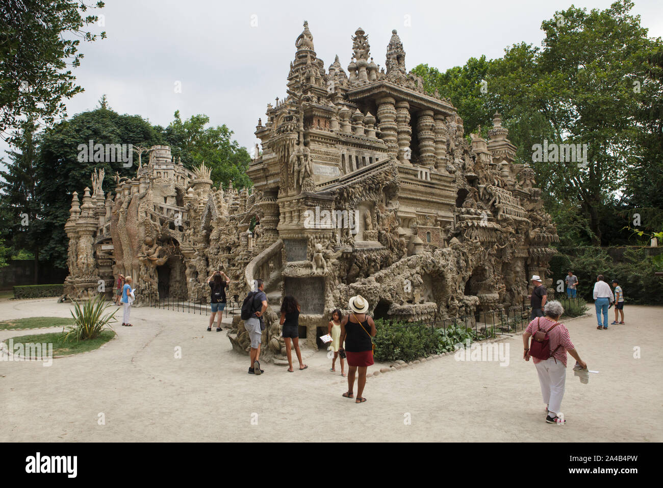 Besucher vor der Ideale Palace (Le Palais idéal) entworfen von französischer Briefträger Ferdinand Cheval und von 1876 bis 1912 bauen in Valence, Frankreich. Achtung: Dieses Bild ist ein Teil des Photo Essay von 36 Fotos mit der Ideale Palace (Le Palais idéal). Stockfoto