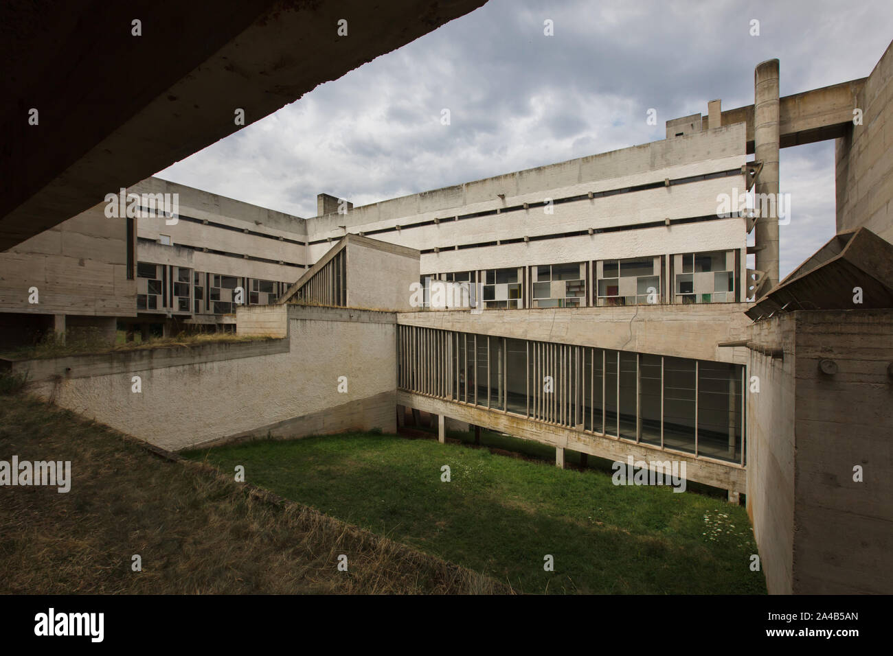 Kreuzgang im Innenhof des Klosters von Sainte Marie de la Tourette entworfen von Schweizer modernistischen Architekten Le Corbusier (1959) in Éveux in der Nähe von Lyon, Frankreich. Stockfoto