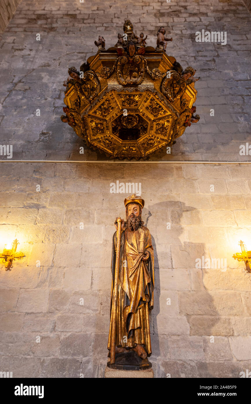 Die gotische Skulptur des Hl. Jakobus in der Kirche von St. James, Puente la Reina, Navarra, Spanien Stockfoto