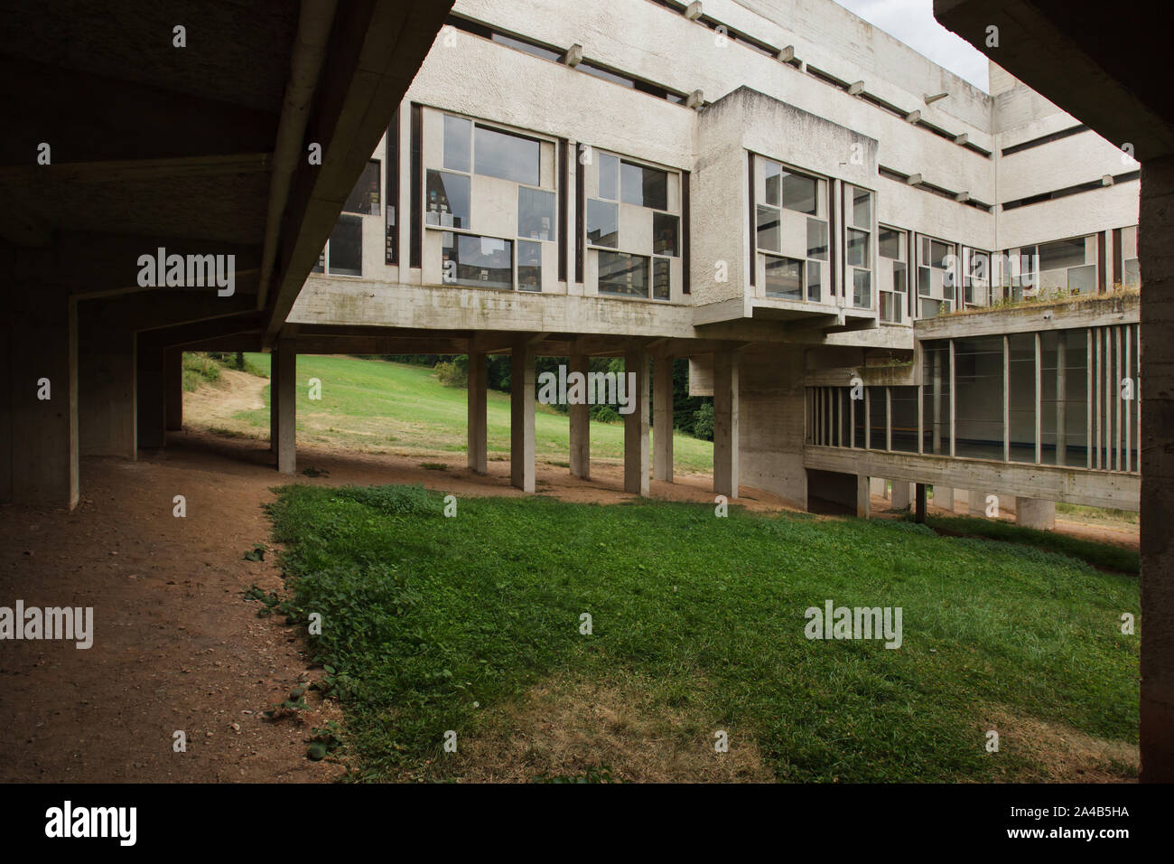 Klosterbibliothek im Bild von den Innenhof des Klosters von Sainte Marie de la Tourette entworfen von Schweizer modernistischen Architekten Le Corbusier (1959) in Éveux in der Nähe von Lyon, Frankreich. Stockfoto