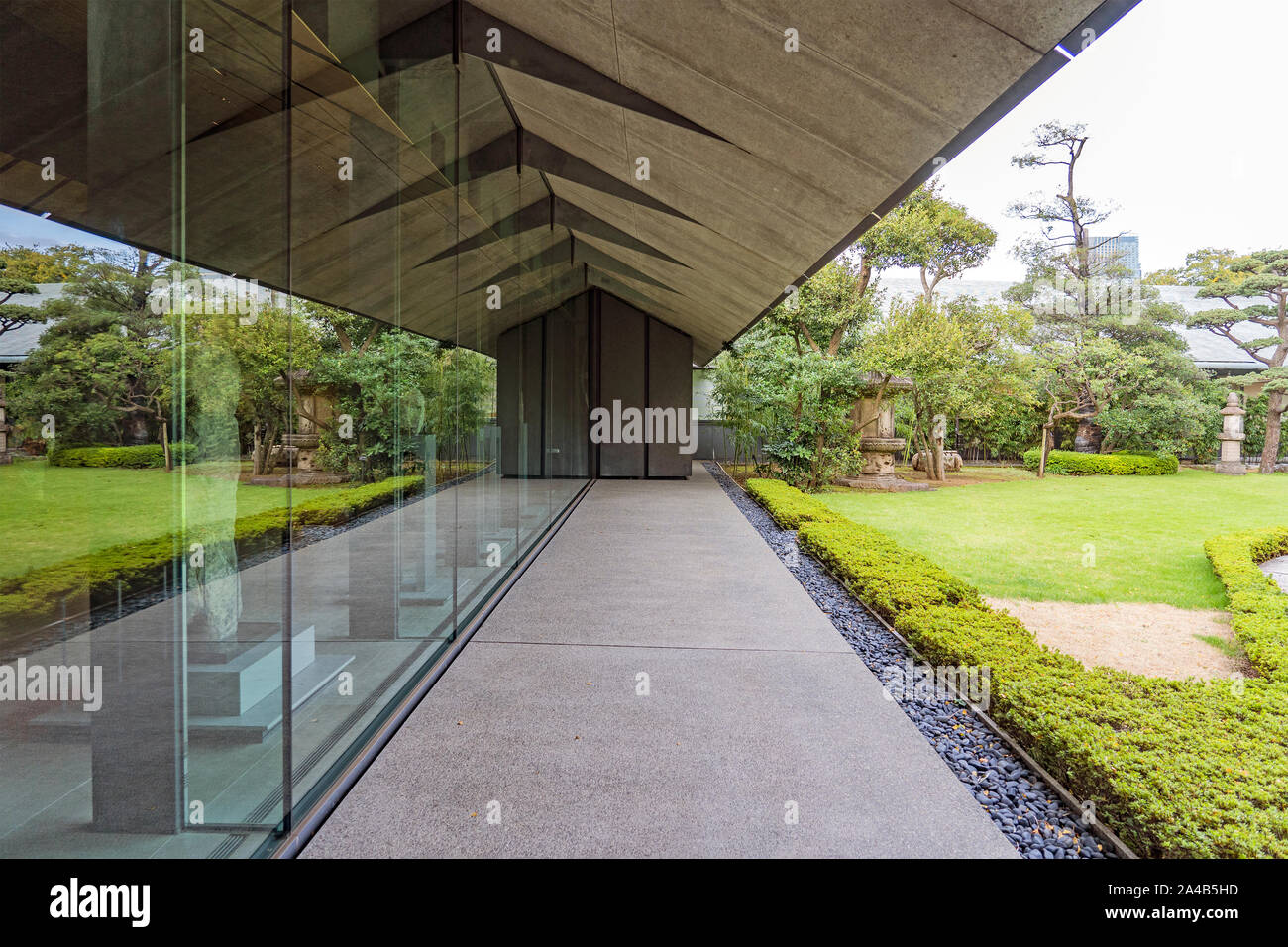 Die Terrasse unter Dach und Reflexion des Japanischen grünen Garten. Stockfoto