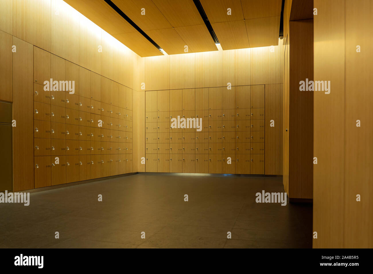 Eingefügt Schließfächer in der Wand. Bambus Verkleidungen im Innenraum. Leeren Raum des Ändern oder Umkleidekabine. Stockfoto