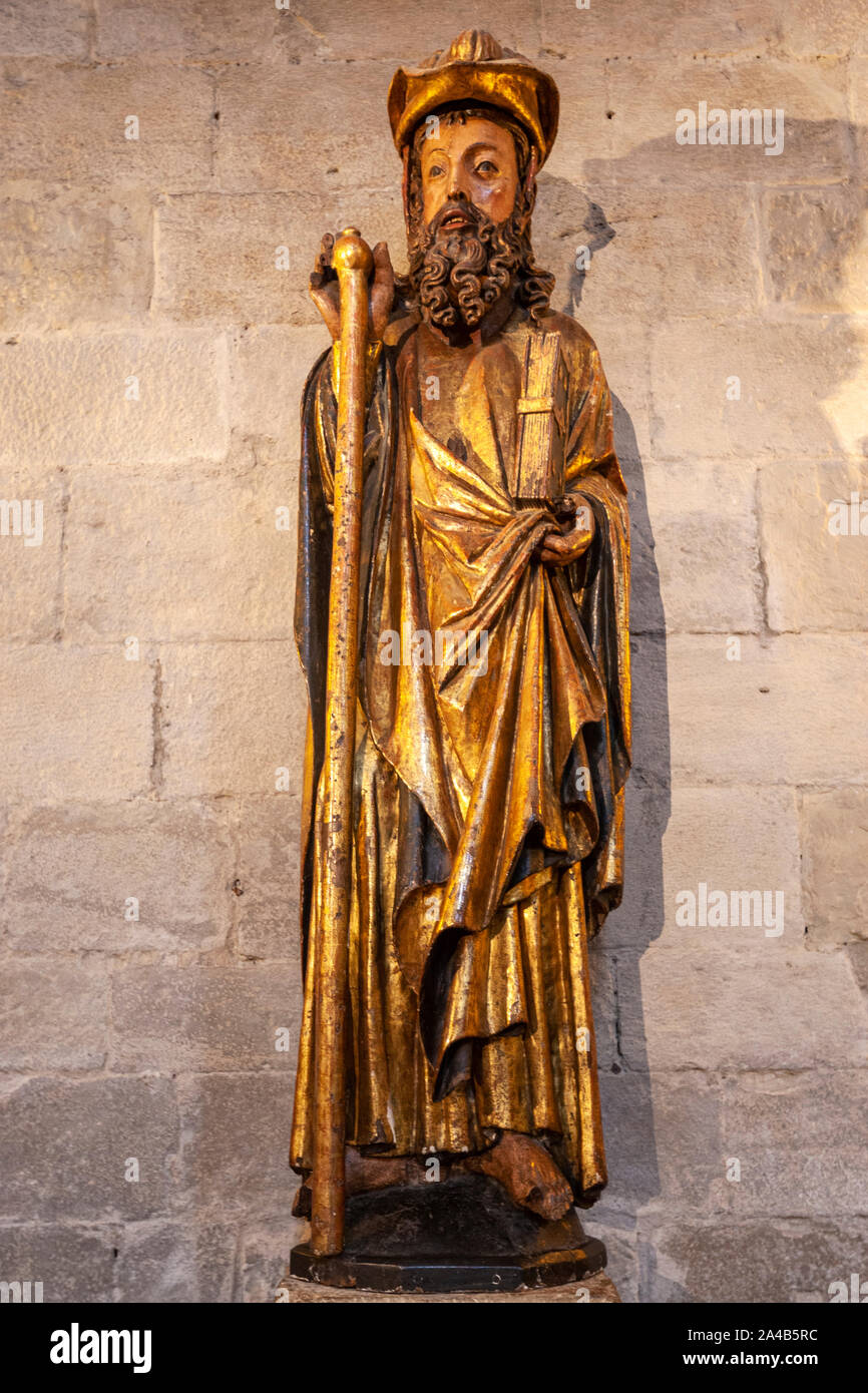 Die gotische Skulptur des Hl. Jakobus in der Kirche von St. James, Puente la Reina, Navarra, Spanien Stockfoto